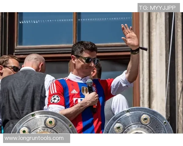 莱万背叛昔日恩情拜仁球迷怒斥其为忘恩负义的叛徒