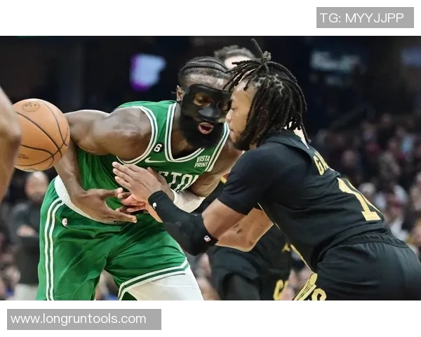 骑士与凯尔特人激战正酣比分悬念不断引人关注 骑士与凯尔特人激战正酣比分悬念不断引人关注