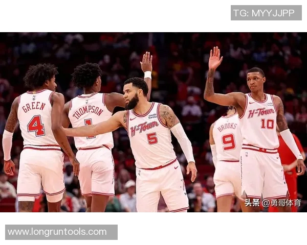 休斯顿火箭与森林狼激战正酣双方球员全力以赴争夺胜利荣耀 休斯顿火箭与森林狼激战正酣双方球员全力以赴争夺胜利荣耀